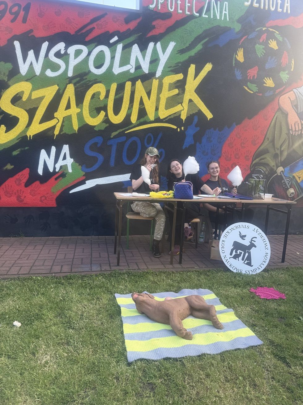 Osoby z koła naukowego promują działalność koła.